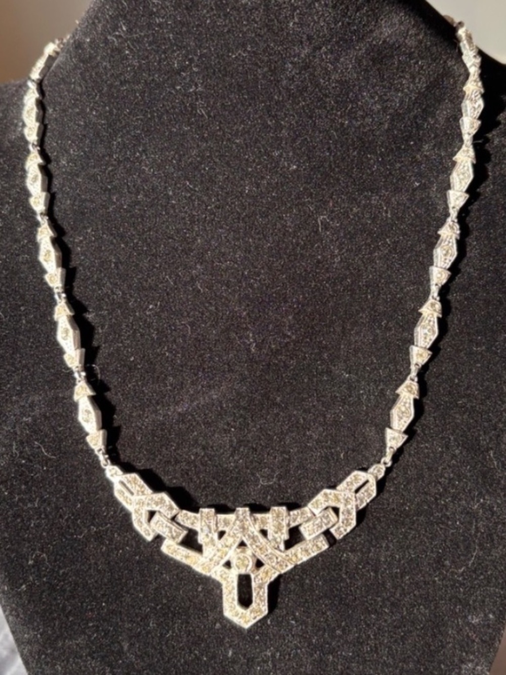 Rhodium Plated Detailed Rhinestone Pendent / Collar Necklace